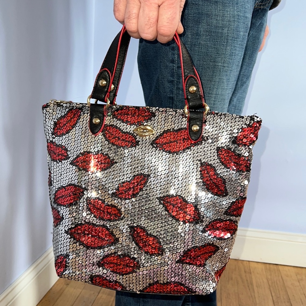 Sequined Juicy Couture bag with red lip pattern